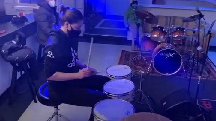 Vlhová už hrá aj na bicie. Zlepšuje si tým cit pre rytmus a koordináciu